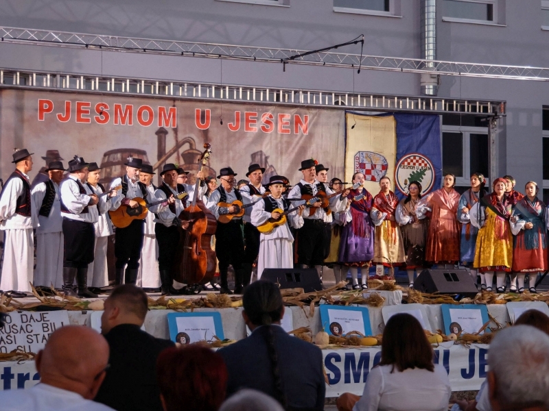 21. smotra folklora Pjesmom u jesen: Umijeće stotine folkloraša ispunilo ulice Jakšića