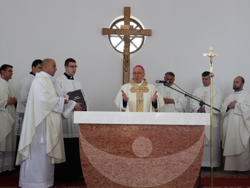 Donji Čaglić: Biskup Škvorčević posvetio župnu crkvu sv. Jurja Mučenika