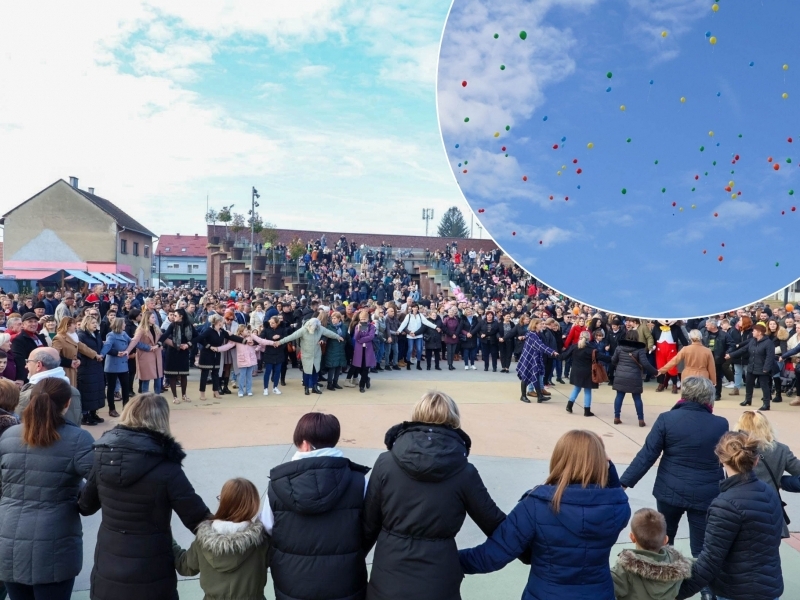 Pleternica: Točno u podne pušteni baloni dobrih želja za novu 2024. godinu