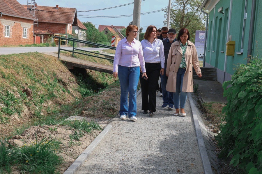 Uskoro završetak pješačke staze u Brodskom Drenovcu: „Ulaganja u prometnu infrastrukturu su prioritet“