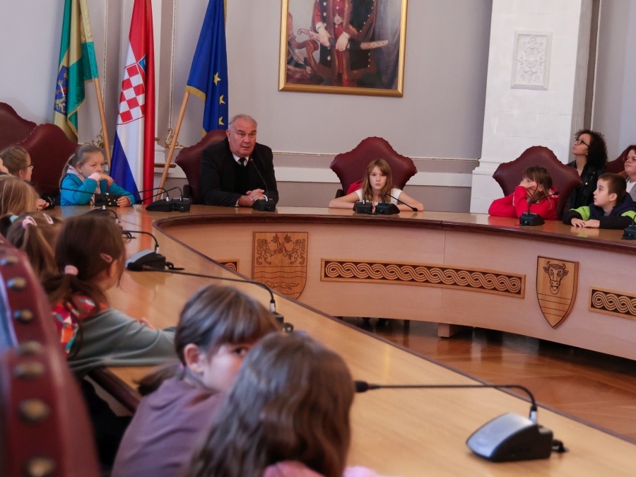 Učenice i učenici dviju škola u ulozi vijećnika 