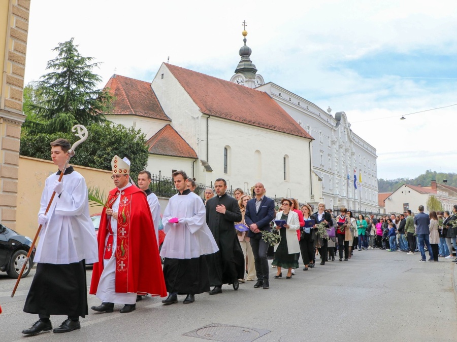 Cvjetnica u Požegi: Biskup Ivo predvodio svečano euharistijsko slavlje
