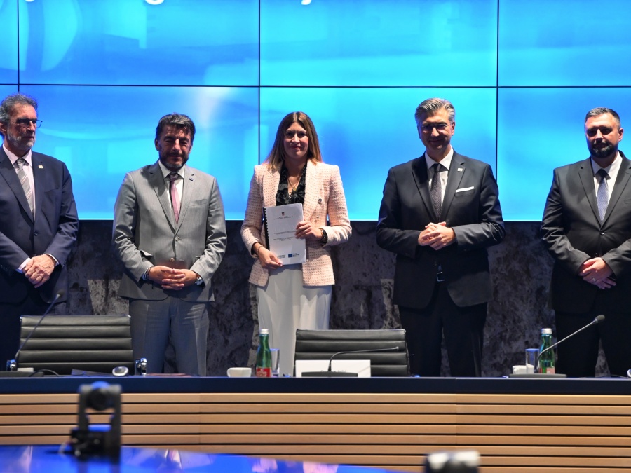 Nastavak ulaganja u obrazovanje: Premijer uručio novi ugovor vrijedan oko 300 tisuća eura