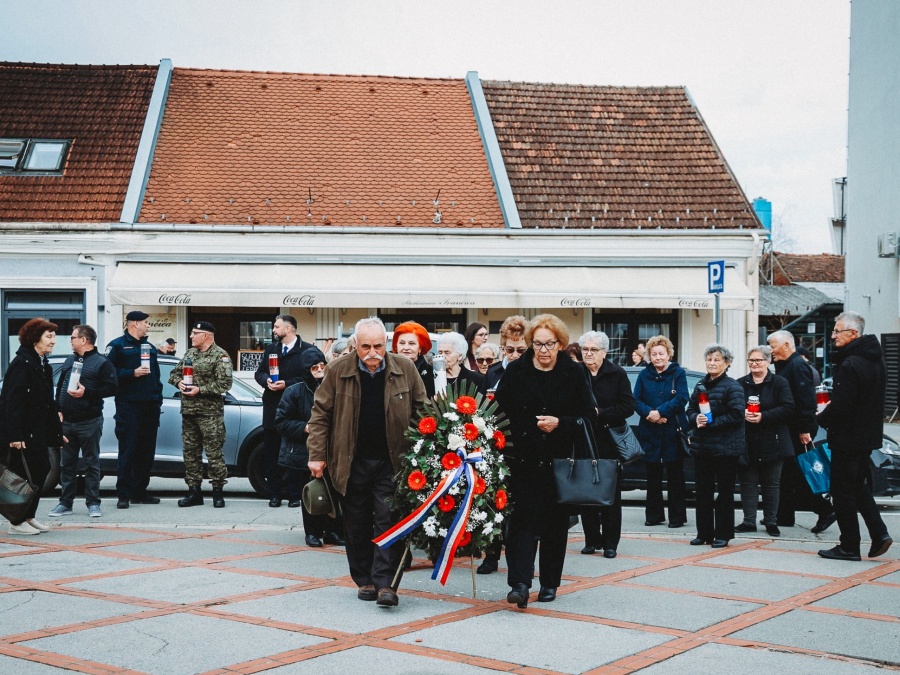 Uoči najvećeg kršćanskog blagdana roditelji poginulih branitelja odali počast svojoj djeci
