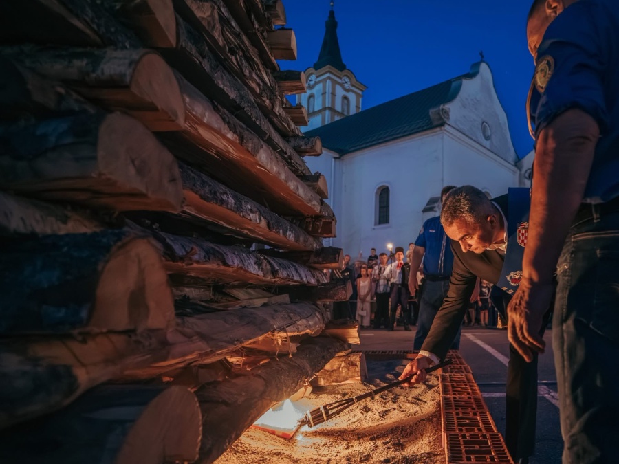  Požega dočekala ljeto tradicionalnim paljenjem Ivanjskog krijesa