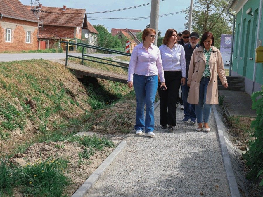 Uskoro završetak pješačke staze u Brodskom Drenovcu: „Ulaganja u prometnu infrastrukturu su prioritet“