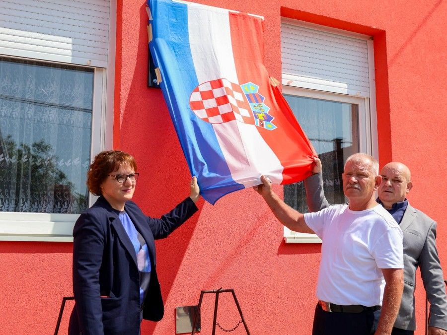 U Buku otkrivena spomen-ploča u čast poginulom hrvatskom branitelju Tomi Periću