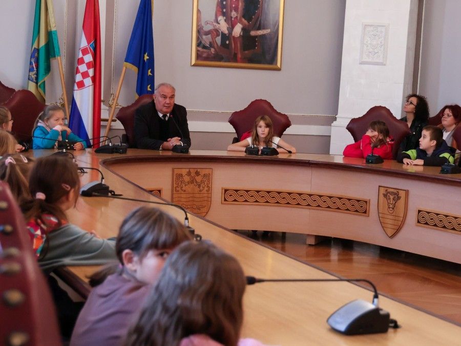 Učenice i učenici dviju škola u ulozi vijećnika 